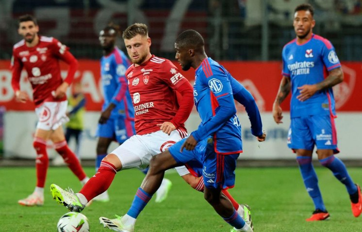 Soi kèo Olympique Lyonnais vs Brest chuẩn thắng